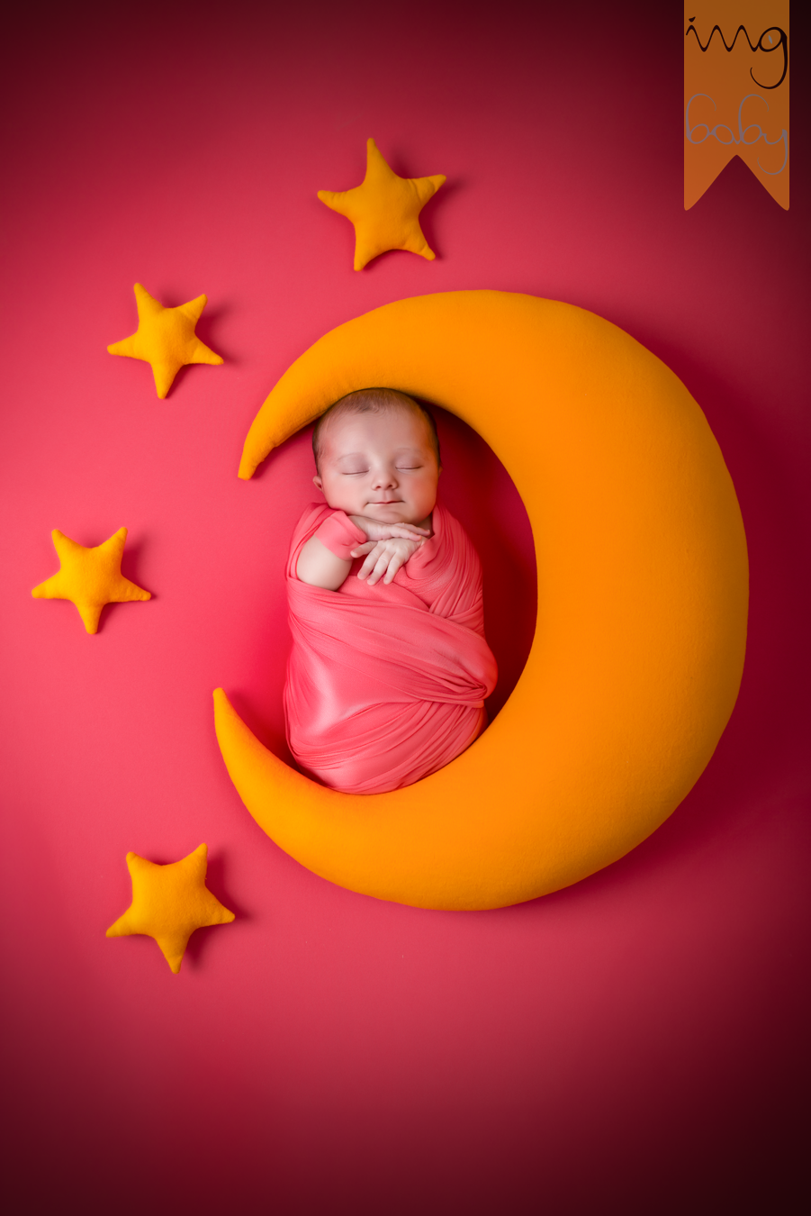 Fotografía de recién nacida con luna